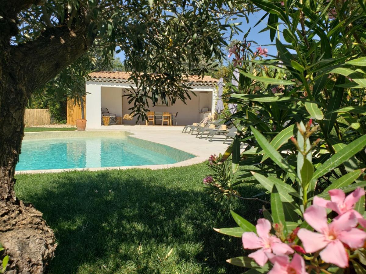 La Bastide D'Alix Bed & Breakfast เออกีส์ ภายนอก รูปภาพ