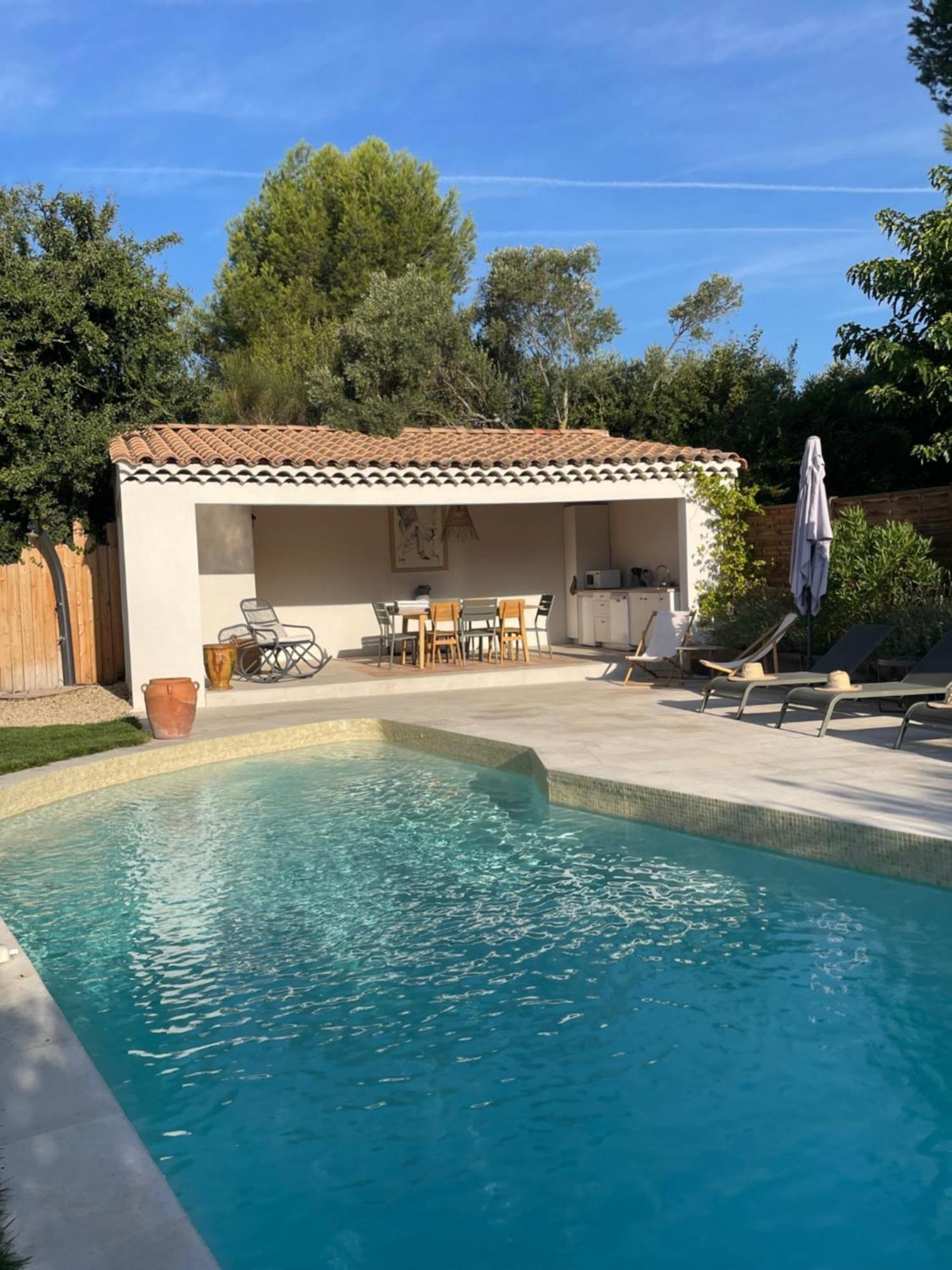 La Bastide D'Alix Bed & Breakfast เออกีส์ ภายนอก รูปภาพ