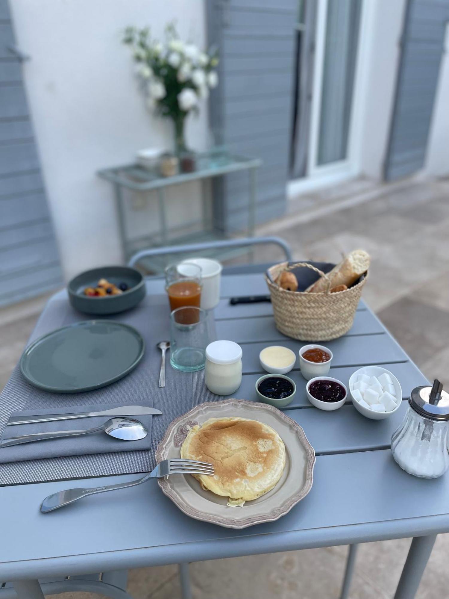La Bastide D'Alix Bed & Breakfast เออกีส์ ภายนอก รูปภาพ